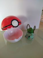 Figurine Pokémon Bulbizarre avec sa Pokéball rouge