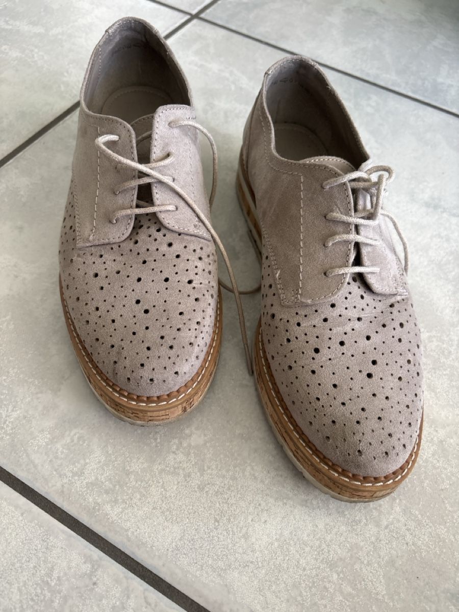 Scarpe da donna: Leichte Schnürschuhe mit Lochmuster, grösse 39 – Nuovo (secondo la descrizione) da Hendschiken venduto da Uraniali