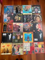 Lot vinyles 33 + 45 tours années 60-80 – Dassin, Cloclo...