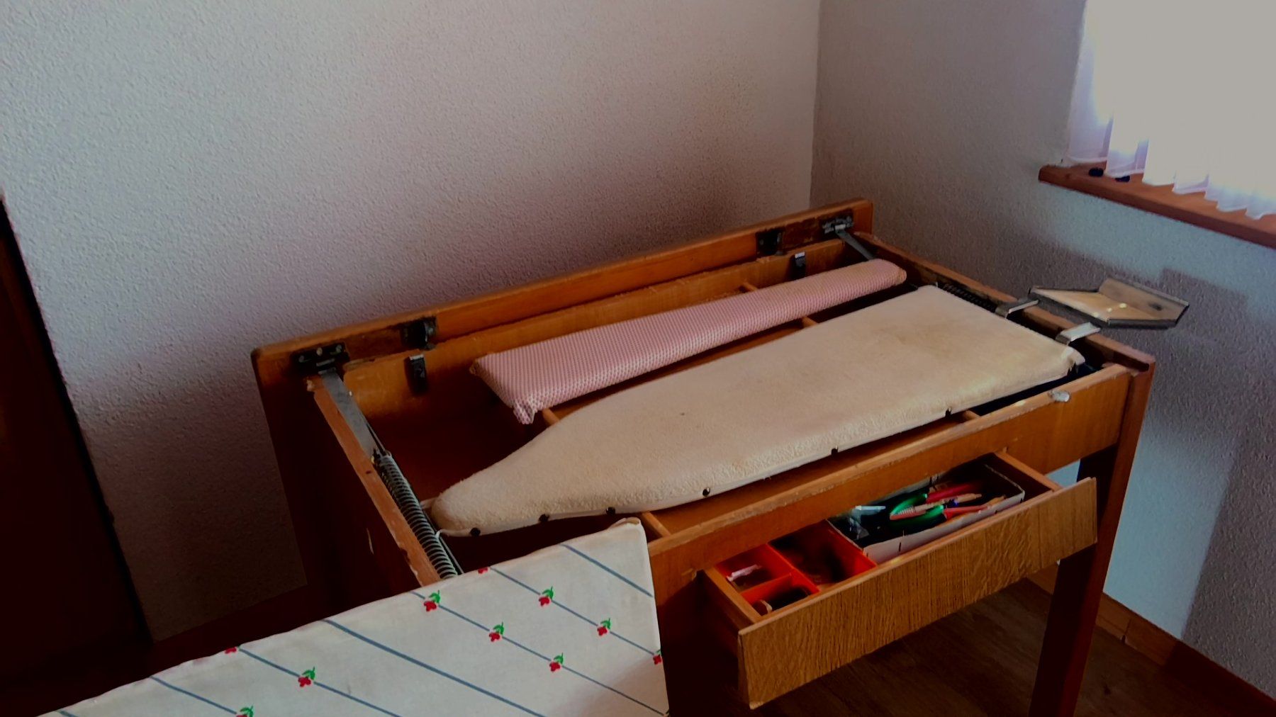Tavoli: Tisch mit integriertem Bügelbrett – Usato da Gebenstorf venduto da Tschewie 2