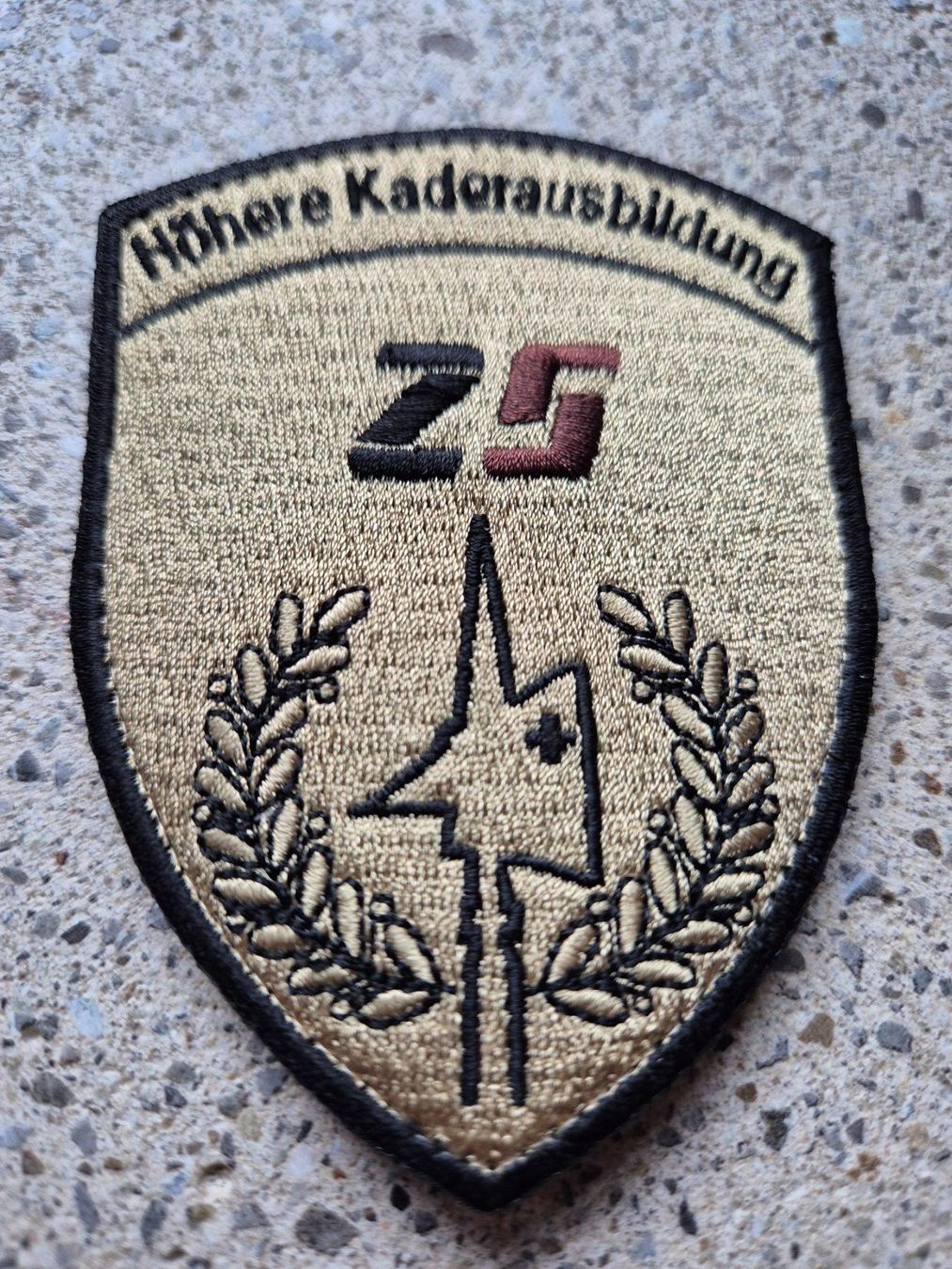 Schweizer Armee Plaketten & Abzeichen: *** Badge Höhere Kaderausbildung mit klett *** – Neu und originalverpackt aus Riedholz von fr_sIruP 1