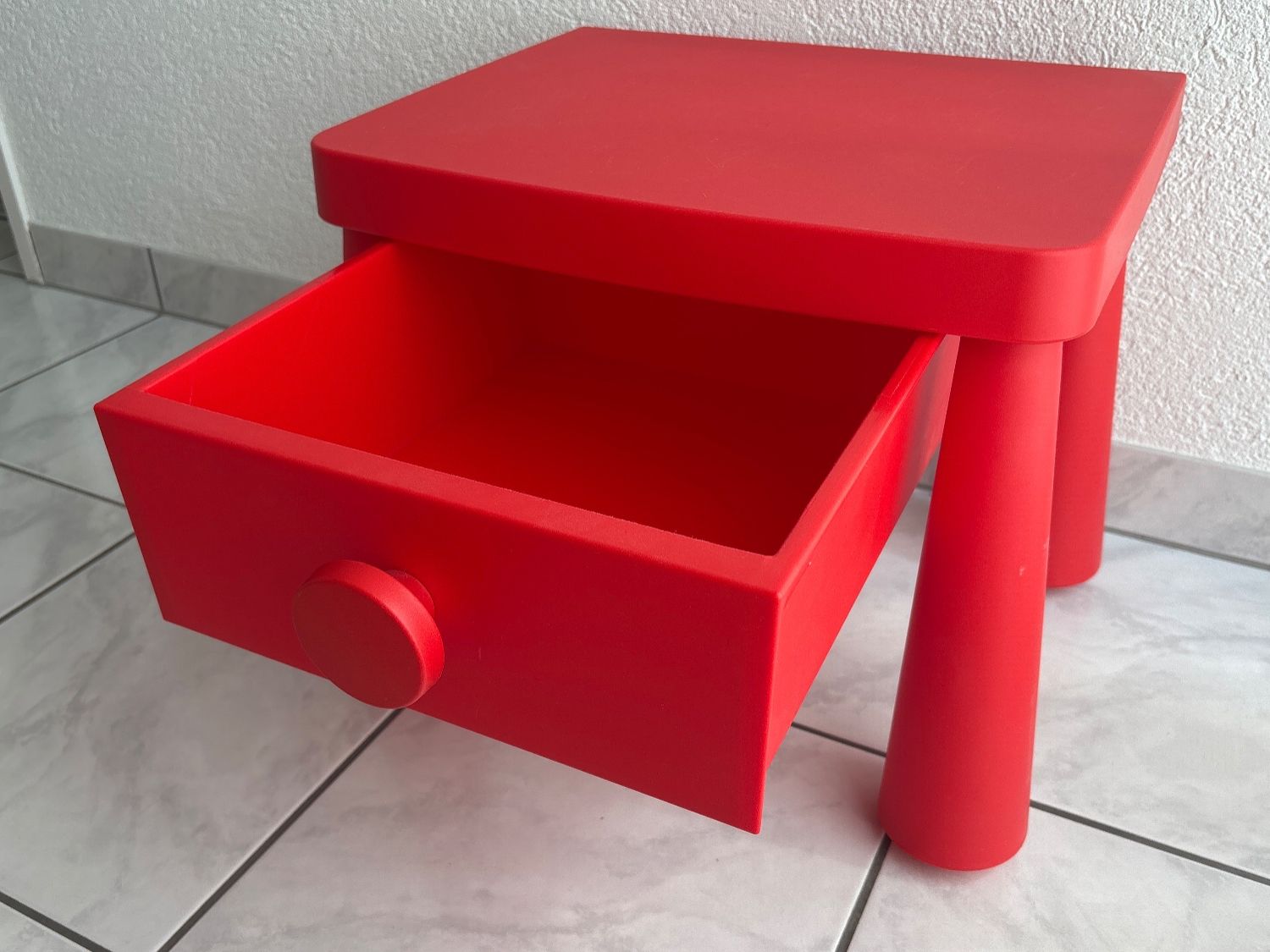 Ikea Tables de nuit: Roter Nachtisch, Kinderzimmer – D'occasion à Birmensdorf ZH par tan_nk9m 1