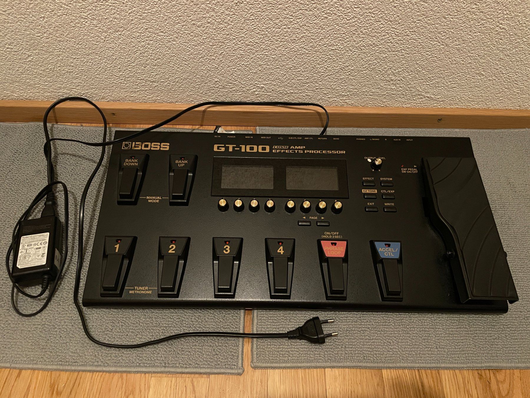 Boss Instruments de musique: BOSS GT-100 guitar multieffects processor with bag – Neuf (Voir description) à Basel par zso_tmf5