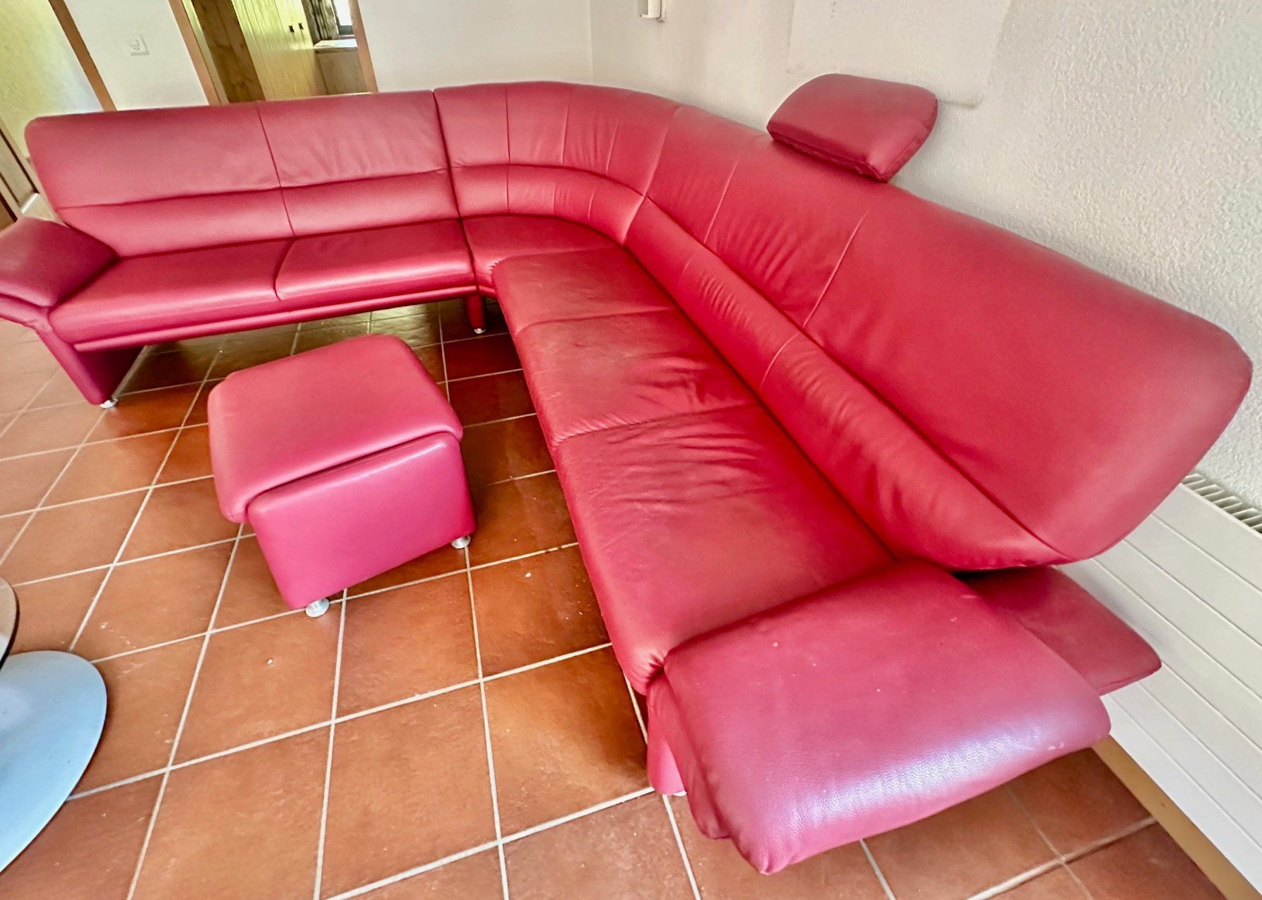 Sofas: Grosses Ecksofa Leder rot mit Hocker – 285x250 – Gebraucht aus Wollerau von spojut 2