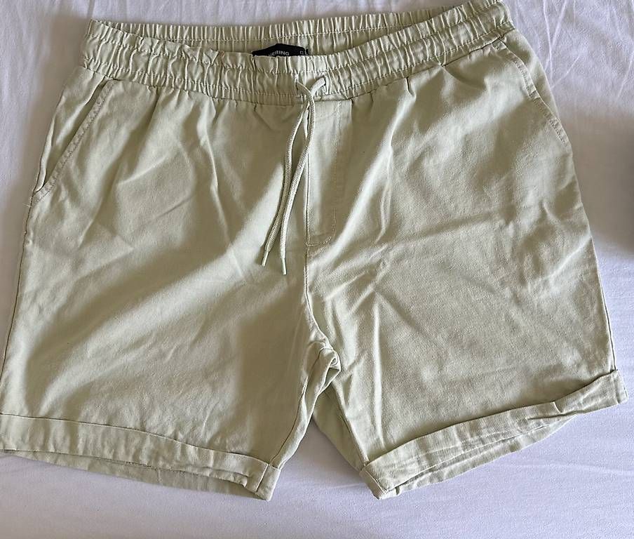 Pantaloni: Herren-Shorts Hellgrün  Grösse L – Usato da Zürich venduto da SamanthaGirod