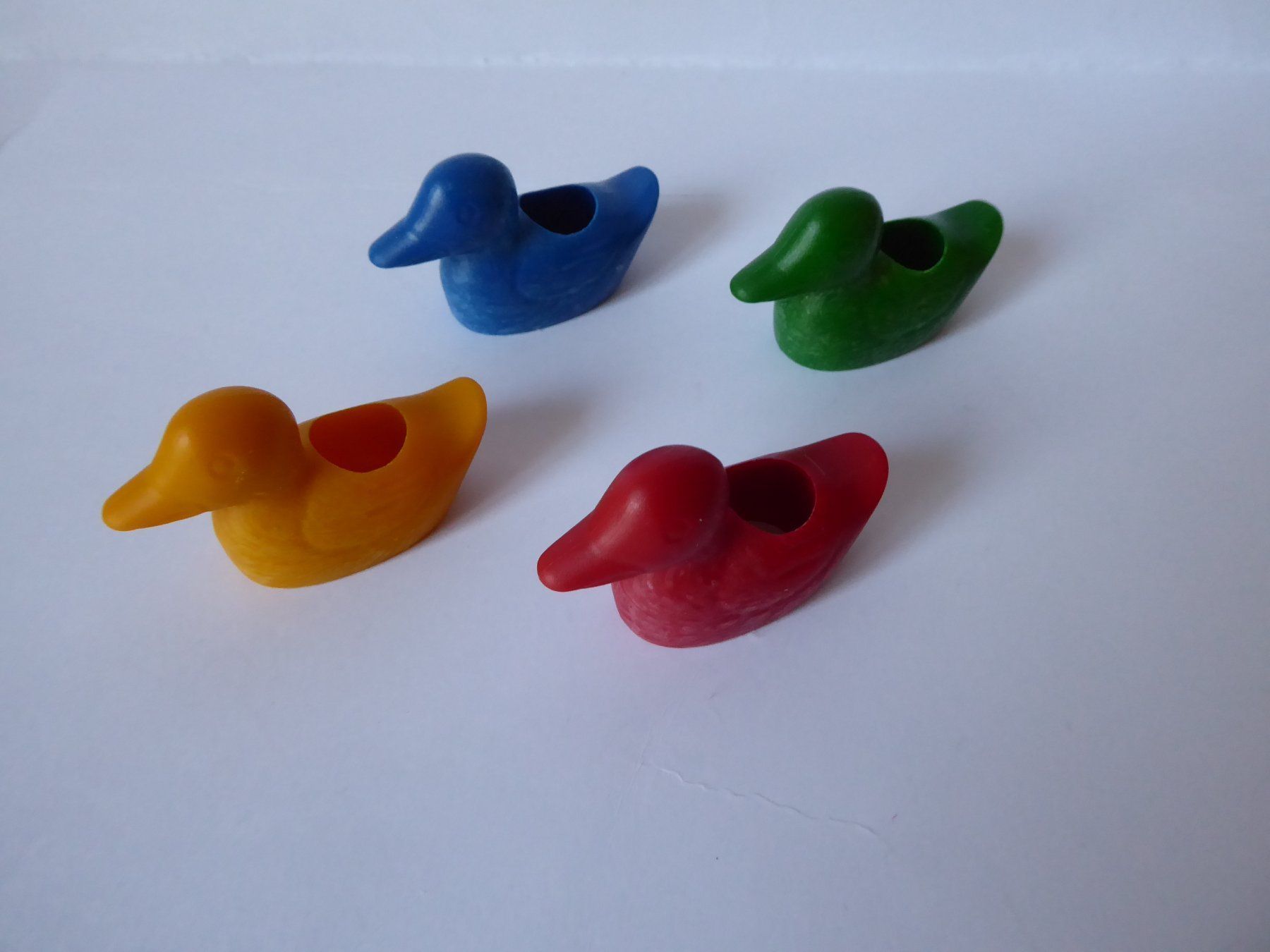 Spielzeuge: 4  x Ente Spielfiguren, 5,5cm lang – Gebraucht aus Turbenthal von Panau