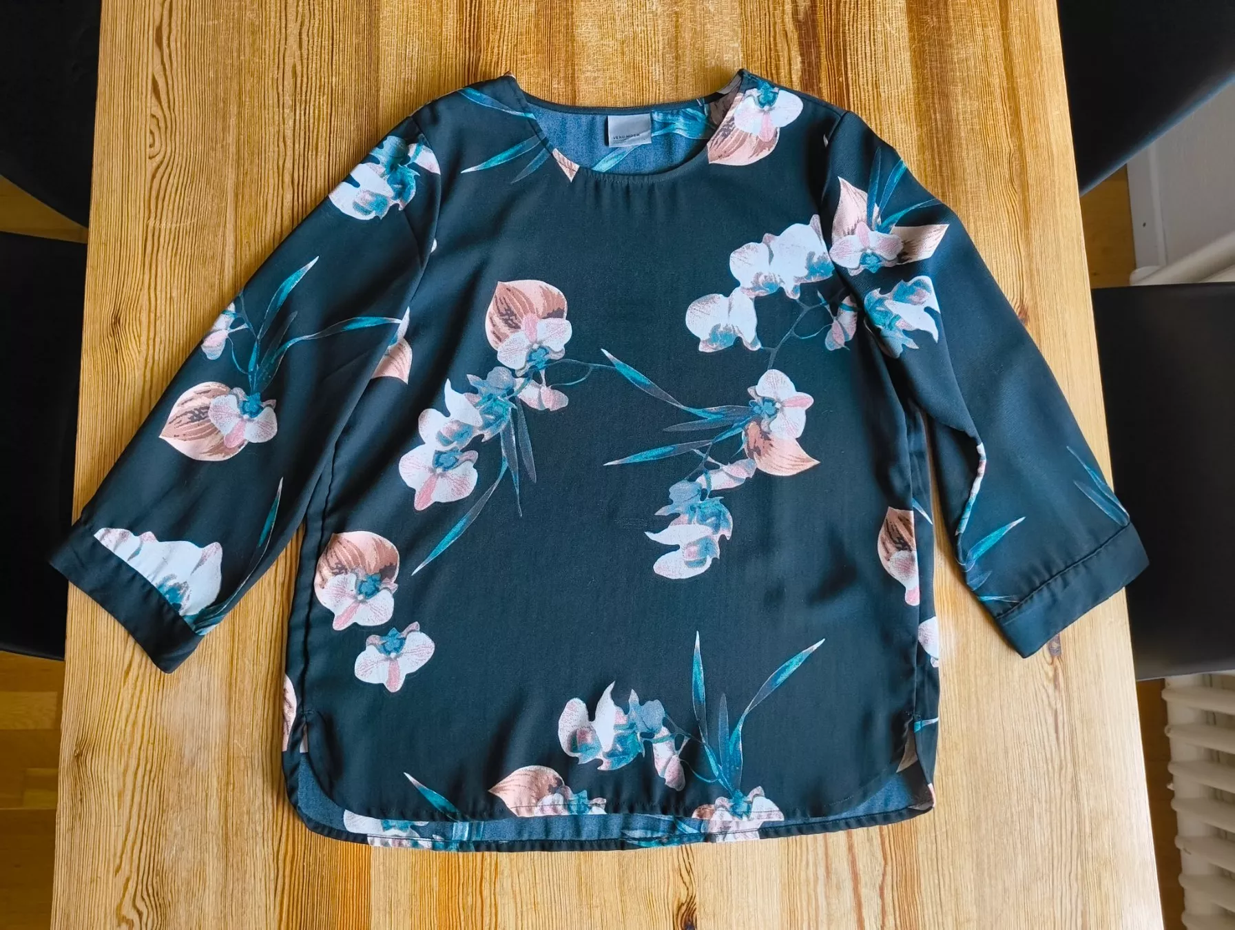 Only Camicette: Schwarze Bluse mit Blumen – Usato da Zürich venduto da san_7jn8