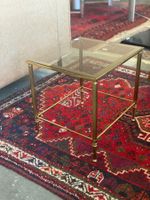 Eleganter Beistelltisch im Vintage-Stil mit Glasplatte