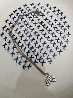 Double leaf pendant necklace