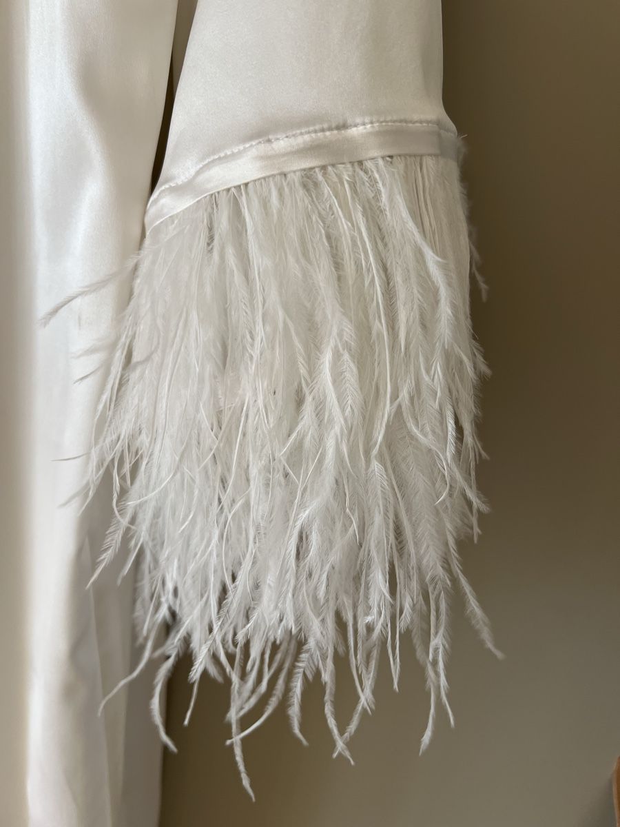 Kleider: Silk robe with ostrich feathers  – Neu (gemäss Beschreibung) aus Zollikon von jud_cmm9 2