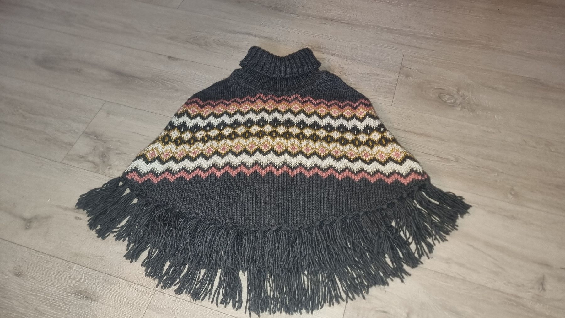 Pullover & Sweatshirts: Mädchen Poncho Gr. 134/152 Strickmuster Winter Top Neu – Neu (gemäss Beschreibung) aus Wigoltingen von Zuckerfee84