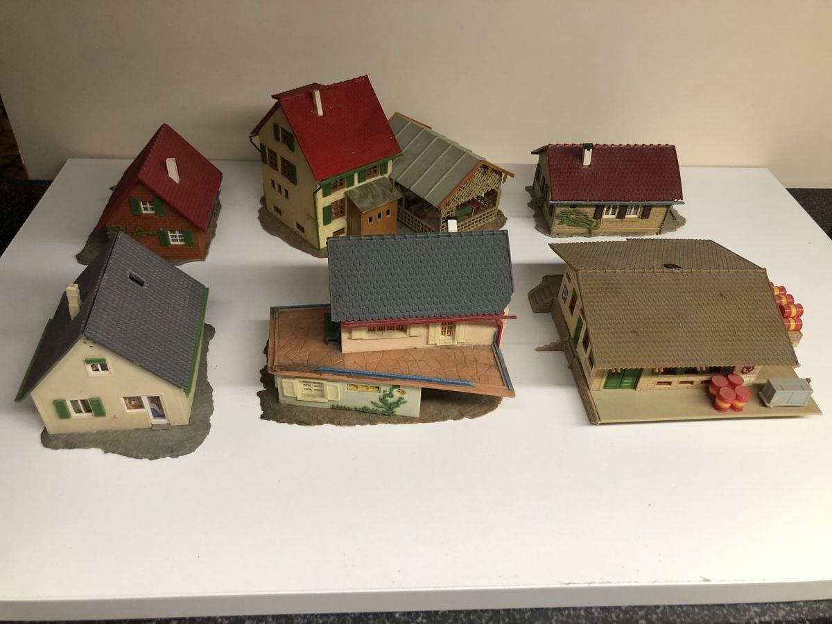 Modellini di ferrovie: Modellhäuser Sammlung, 6 Stück, Spur H0, Eisenbahn Modelle – Usato da Zweidlen venduto da Maerliharo_57