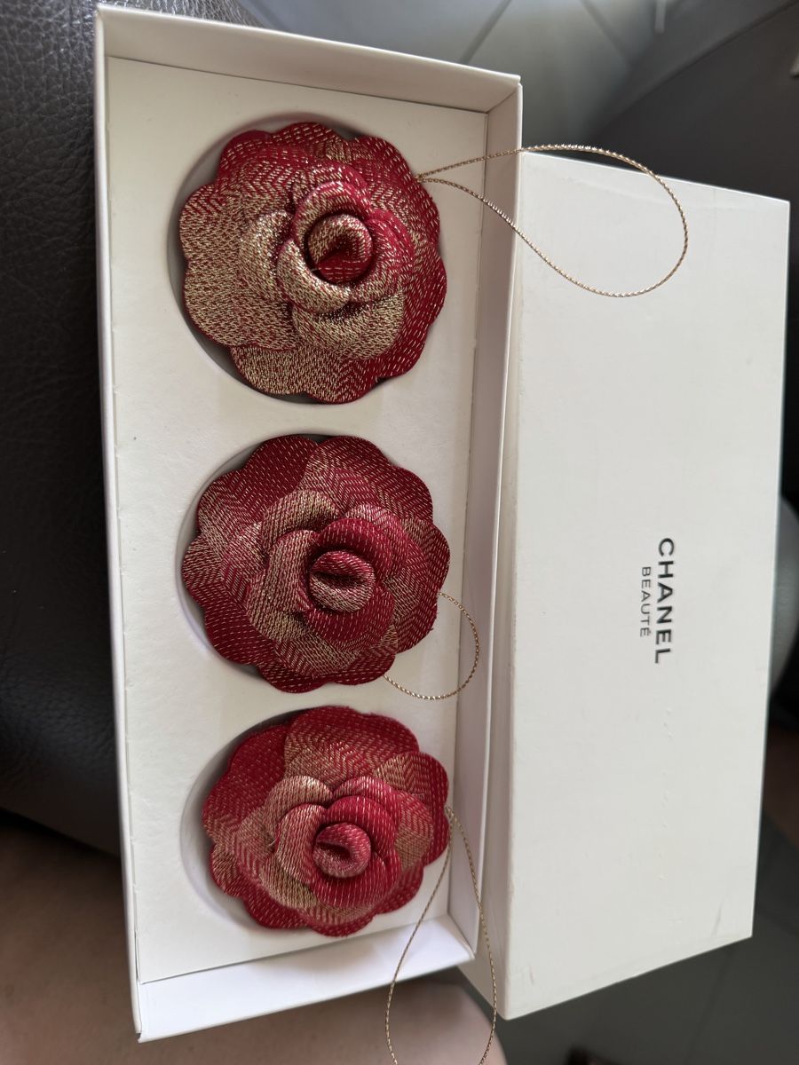 Toutes les décorations: Camelie Chanel tris – Neuf avec emballage d'origine à Allschwil par Figidindia