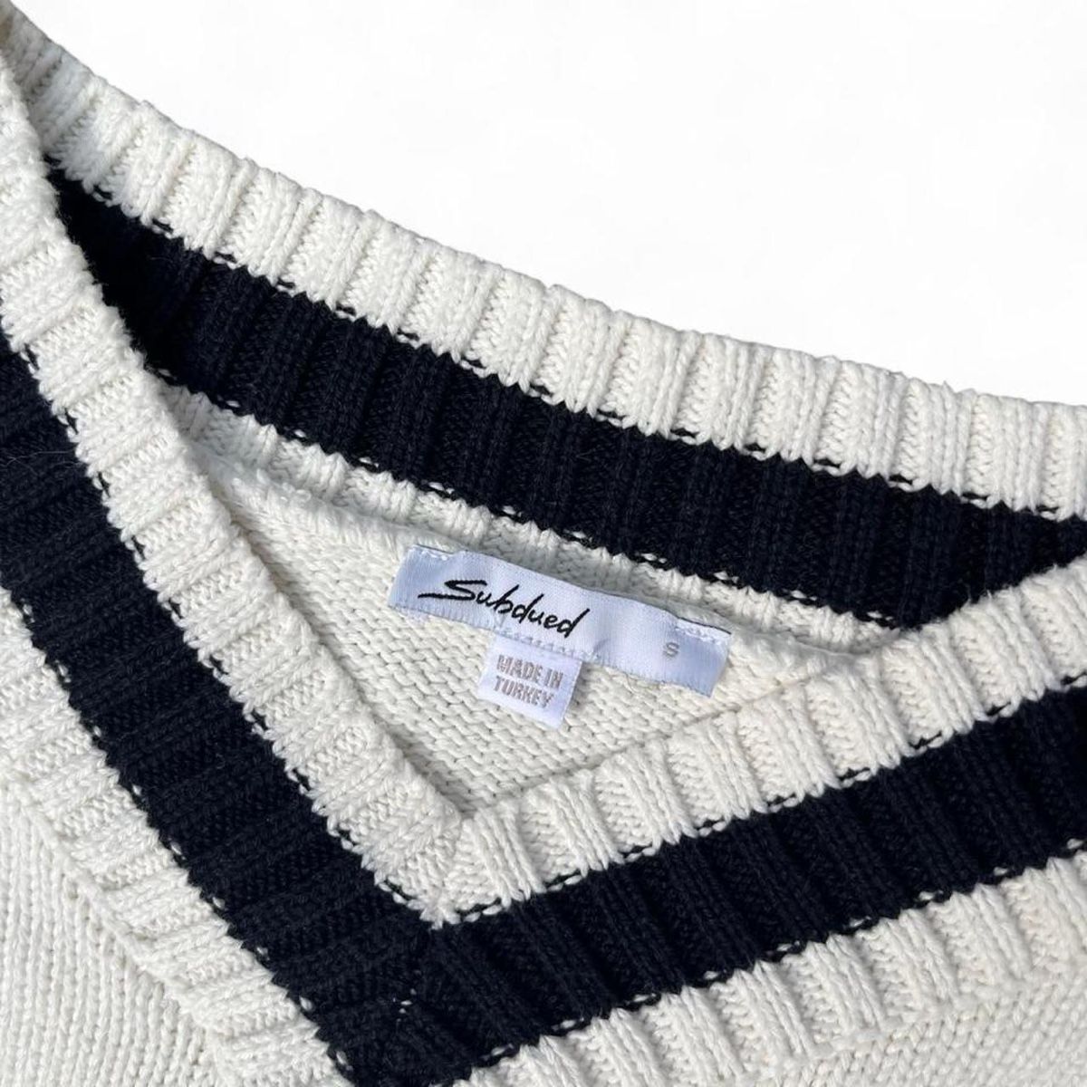 Maglioni & Felpe: Subdued Cropped Knit Sweater Brooklyn V-Neck White – Usato da Riehen venduto da art_c76v 2