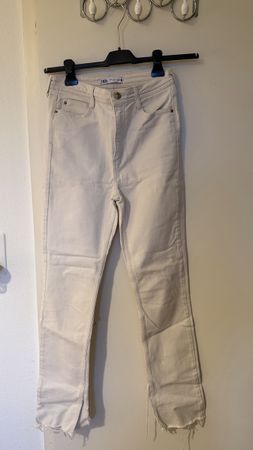 Zara Jeans High Rise Off-White Size 36 Split Hem Detail