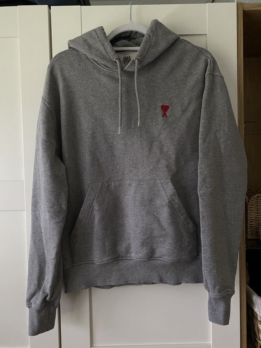 Maglioni & Felpe: AMI Paris - Sweat à capuche gris – Usato da Villars-sur-Glâne venduto da mel_6q5w
