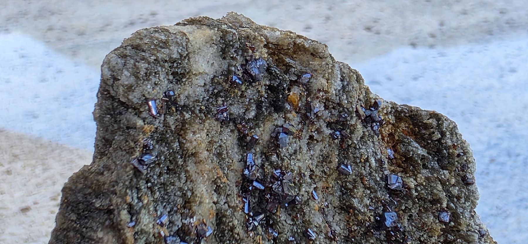 Minéraux & Lithothérapie: Monazit 3mm Rarität Binntal mit hochglänzendem Rutil – D'occasion à Glis par nbu_65ys 7