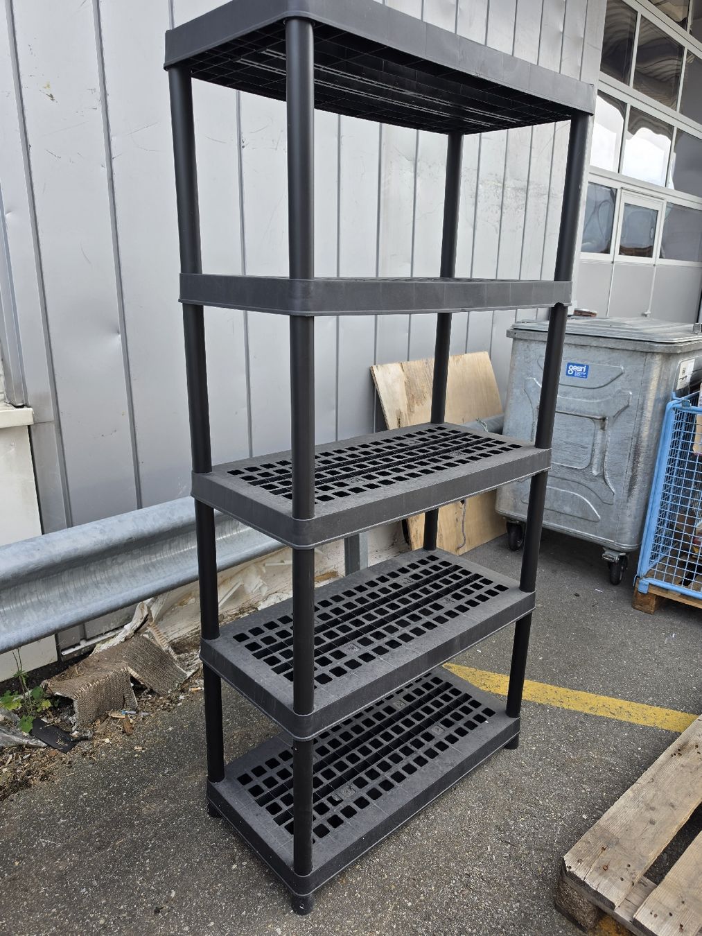 Scaffali: Kunststoffregal schwarz  – Usato da WIL SG venduto da Sprin319
