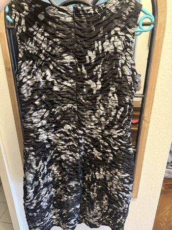 Elegantes Damenkleid Gr. 36, raffiniertes Muster, perfekt fü