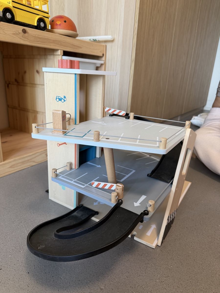 Spielzeuge: Parkhaus / Autogarage – Gebraucht aus Luzern von Weekend 2