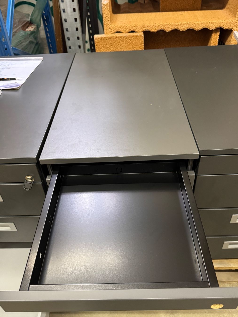 USM Eléments de bureau: Korpus mit 4 Fächer - Hellgrau – D'occasion à Diessenhofen par Osio 2