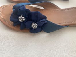 SUMMERTIME - stilvolle Flip-Flops mit Ziersteinen, blau, 38