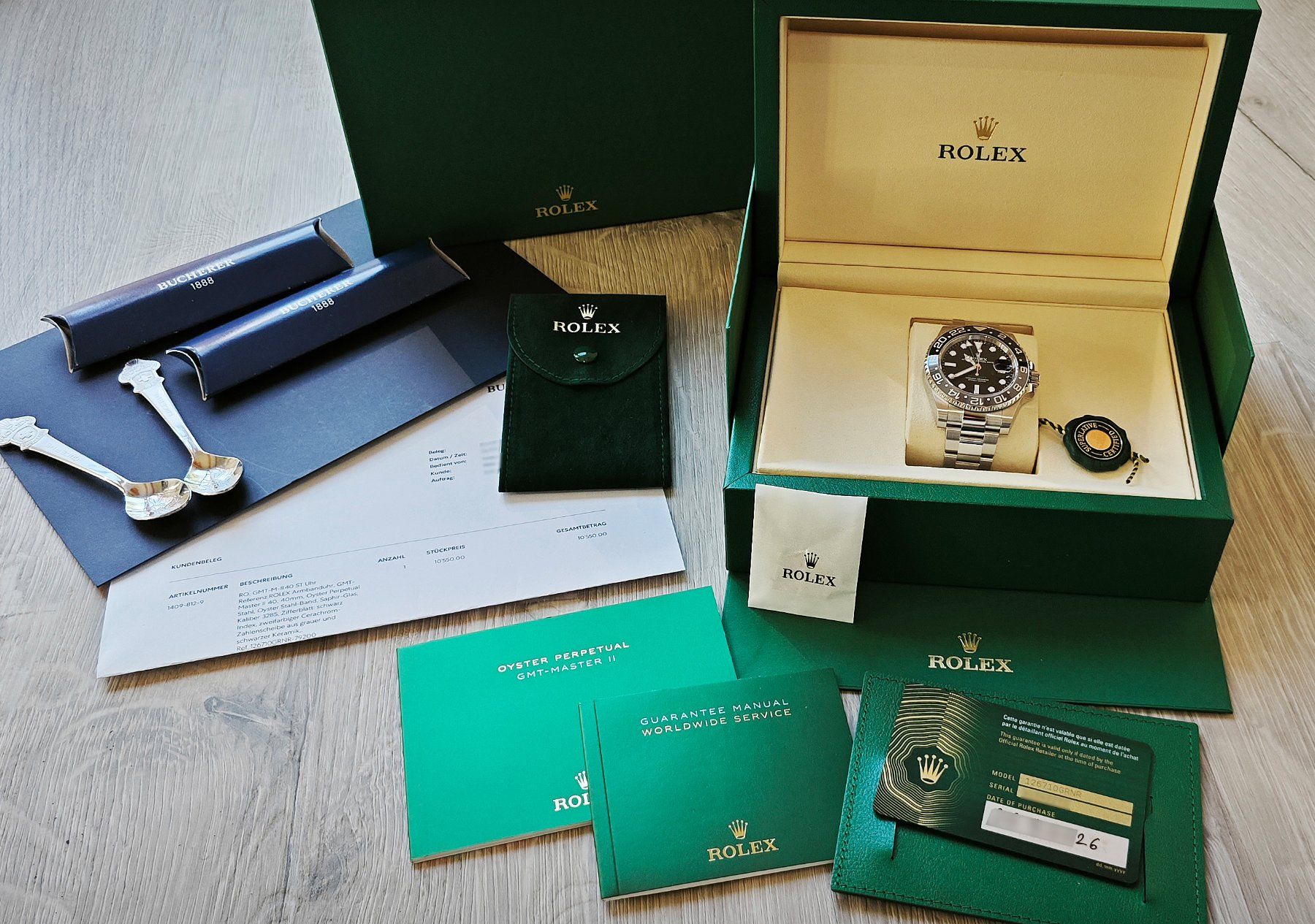 Rolex Orologi: Rolex GMT Master 2 126710GRNR "Bruce Wayne" 2026 Full Set – Nuovo e nell'imballaggio originale da Hünenberg venduto da -Mike- 1