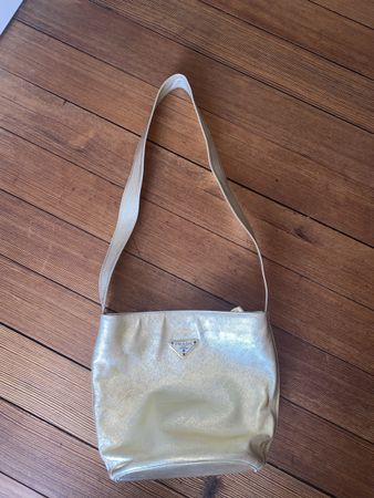 Prada Tasche Gold Metallic Shopper Tasche Sommer 2023 🤩