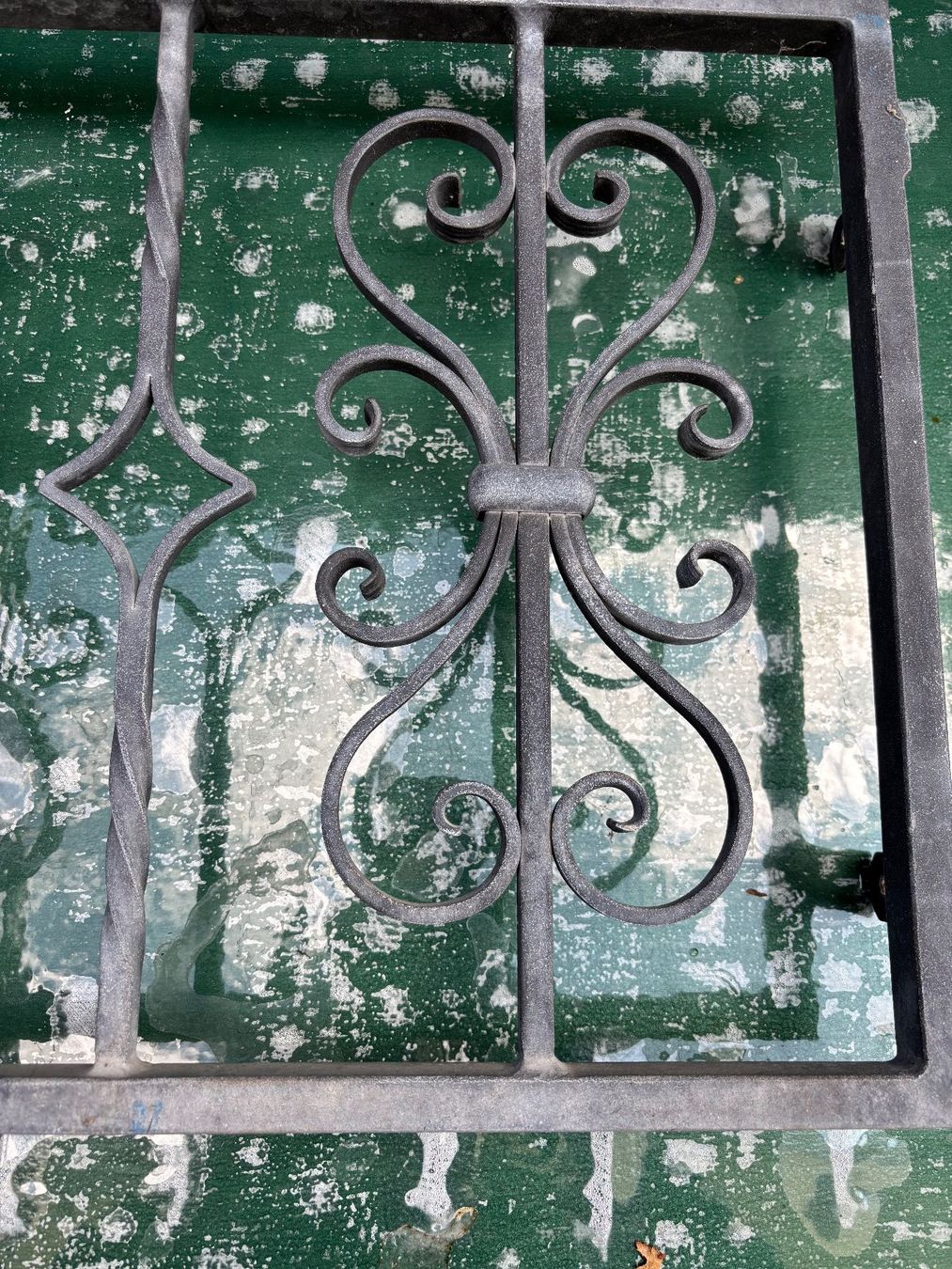 Gitter & Roste: Fenstergitter, massiv, alt – Gebraucht aus Niederurnen von Guste 3