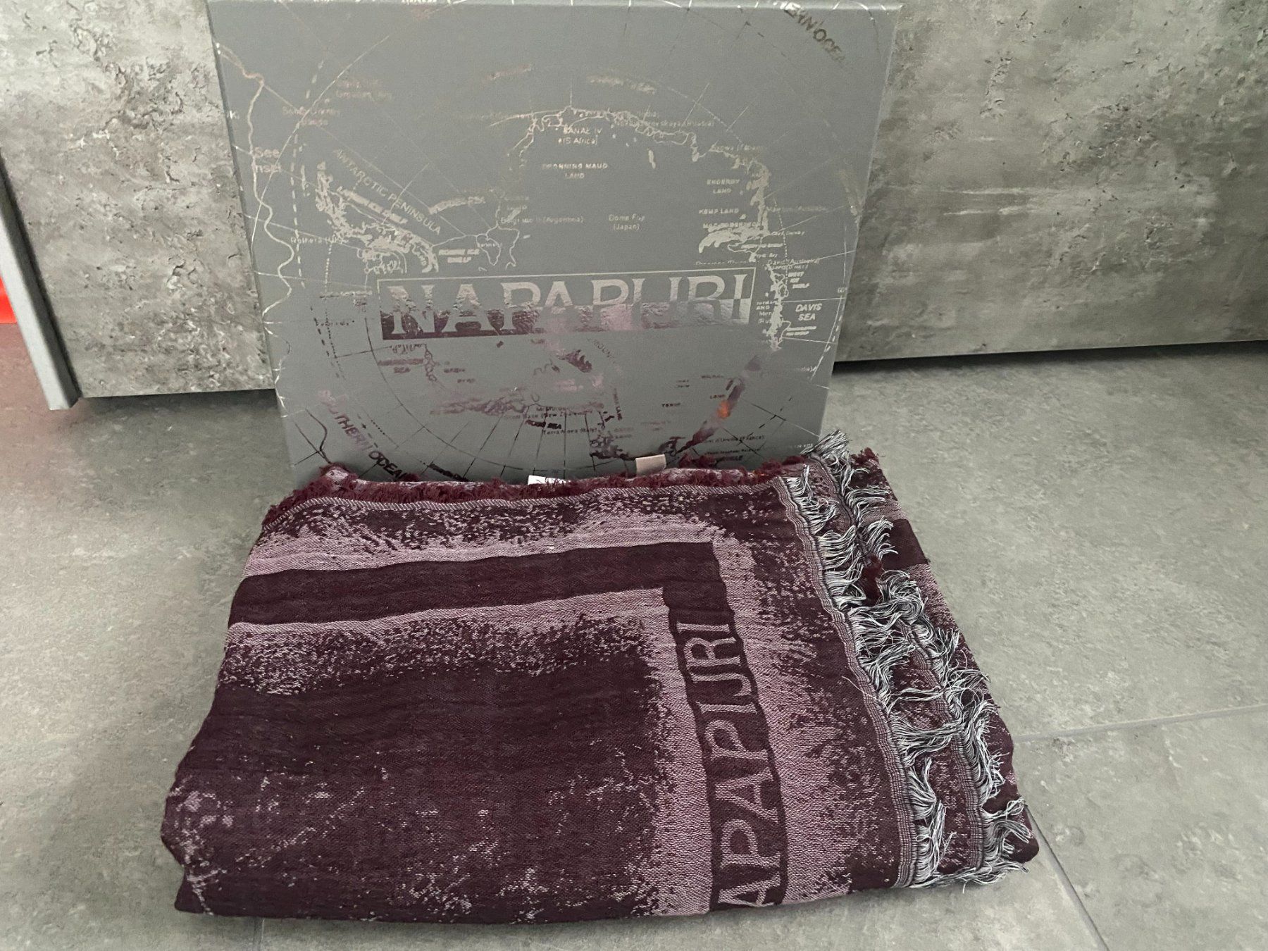Napapijri Schals: Napapijri Schal,hell-/dunkelbordeaux,Originalverpackt – Neu und originalverpackt aus Sarmenstorf von Nathi013 5