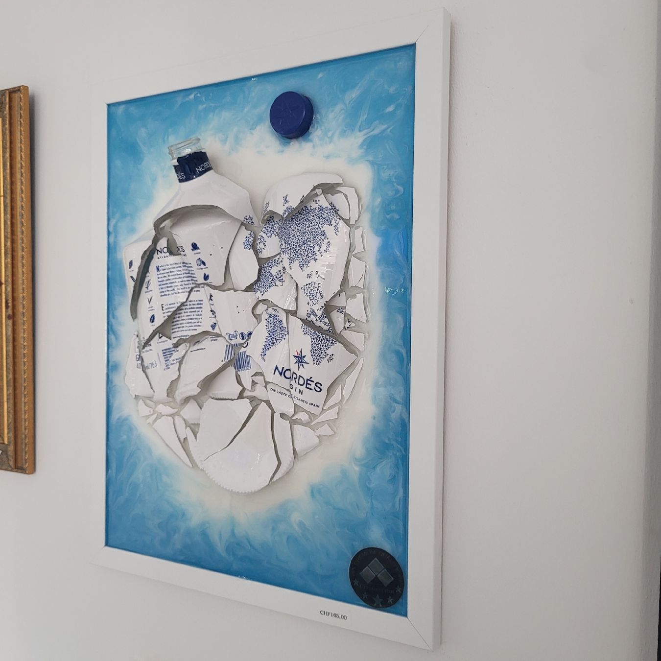 Tableaux: Nordés Gin Flasche Kunstwerk Assemblage gerahmt Unikat – Neuf avec emballage d'origine à Basel par cer_ht9c 1