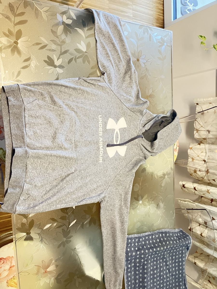 Under Armour Maglioni & Felpe: Under Armour Kapuzenpullover grau Grösse M gebraucht – Usato da Zürich venduto da nik_7mkf