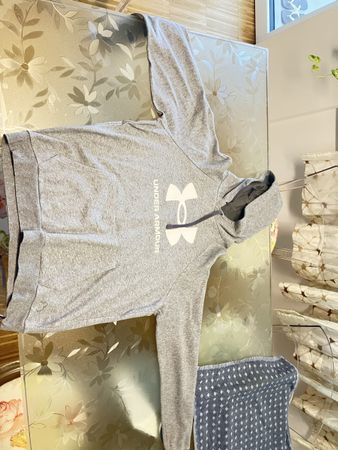Under Armour Kapuzenpullover grau Grösse M gebraucht