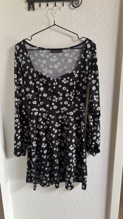 Schönes Sommerkleid mit Blumen