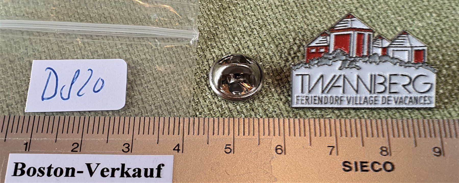 Plaketten & Abzeichen: D820 - Pin Twannberg Feriendorf Suisse – Gebraucht aus Reinach BL von Boston-Verkauf 2