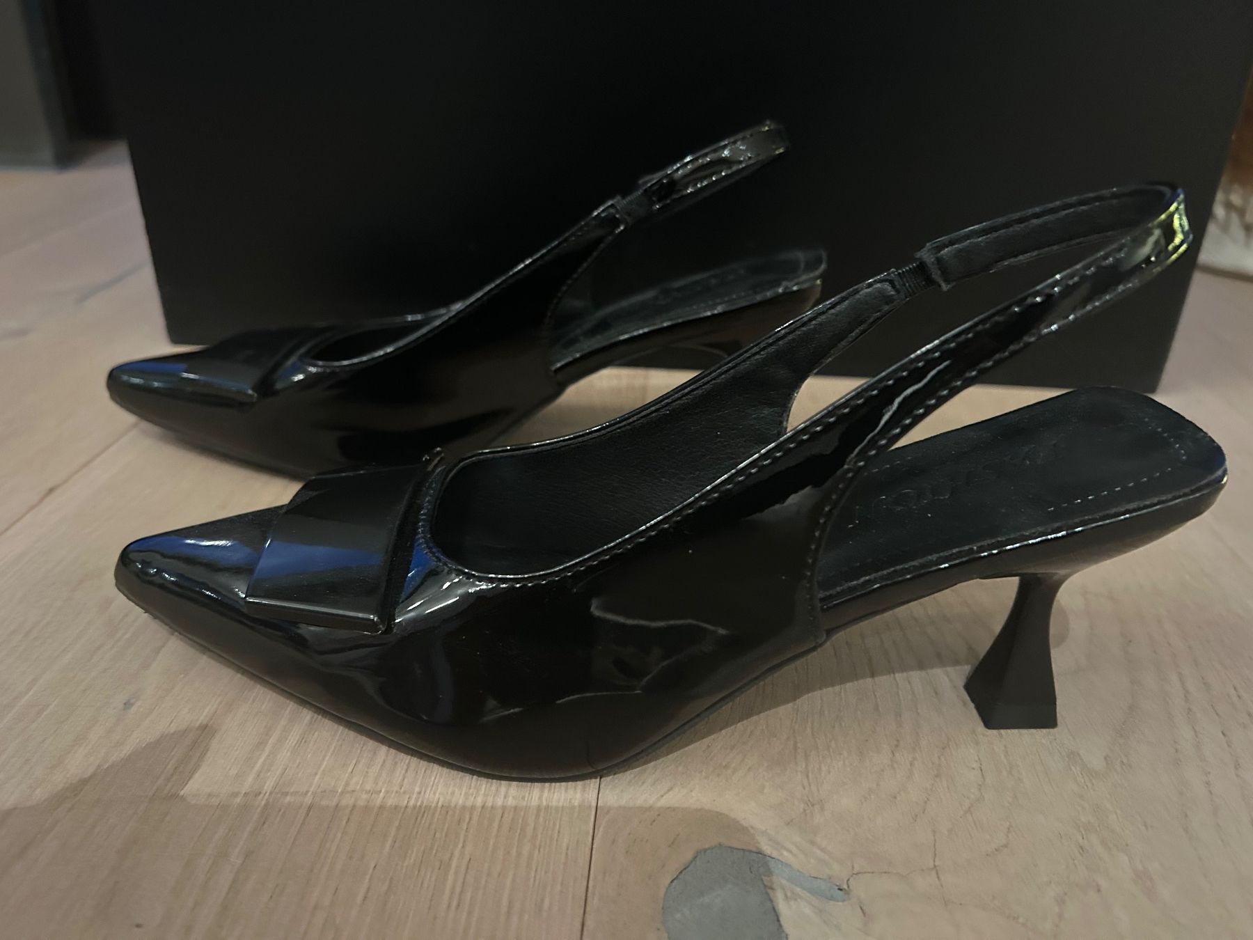 Scarpe da donna: Neue schwarze Lack Slingpumps – Nuovo (secondo la descrizione) da Kilchberg ZH venduto da Anie. 3