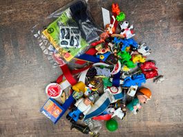 Kiste mit allerlei Figuren und Abzeichen