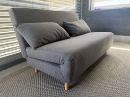 Graues Schlafsofa / Sofa Bett mit Kissen zu verkaufen!