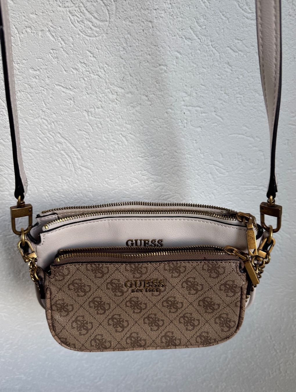 Guess Sacs: GUESS Multipochette Tasche – D'occasion à Staldenried par Schnurli1708 2