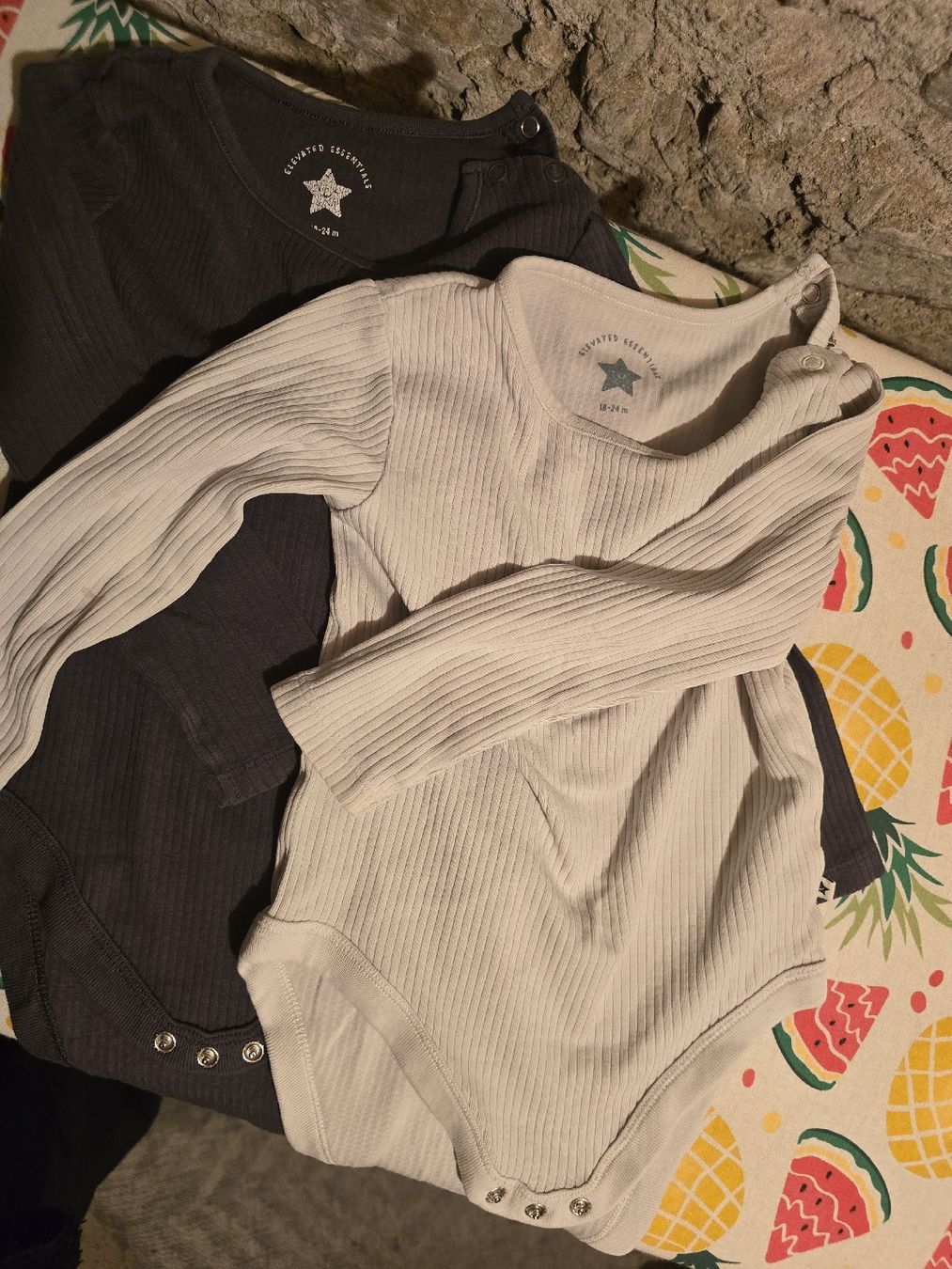 Sous-vêtements: 2 Baby Bodys Elevated Essentials Grösse 18-24 Monate – D'occasion à Reutigen par Werren05