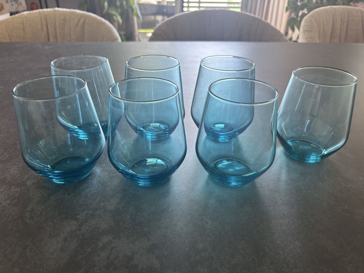 Ikea Bicchieri: Set blaue Trinkgläser (7 Stück) – Usato da Obfelden venduto da Debbie.G 1