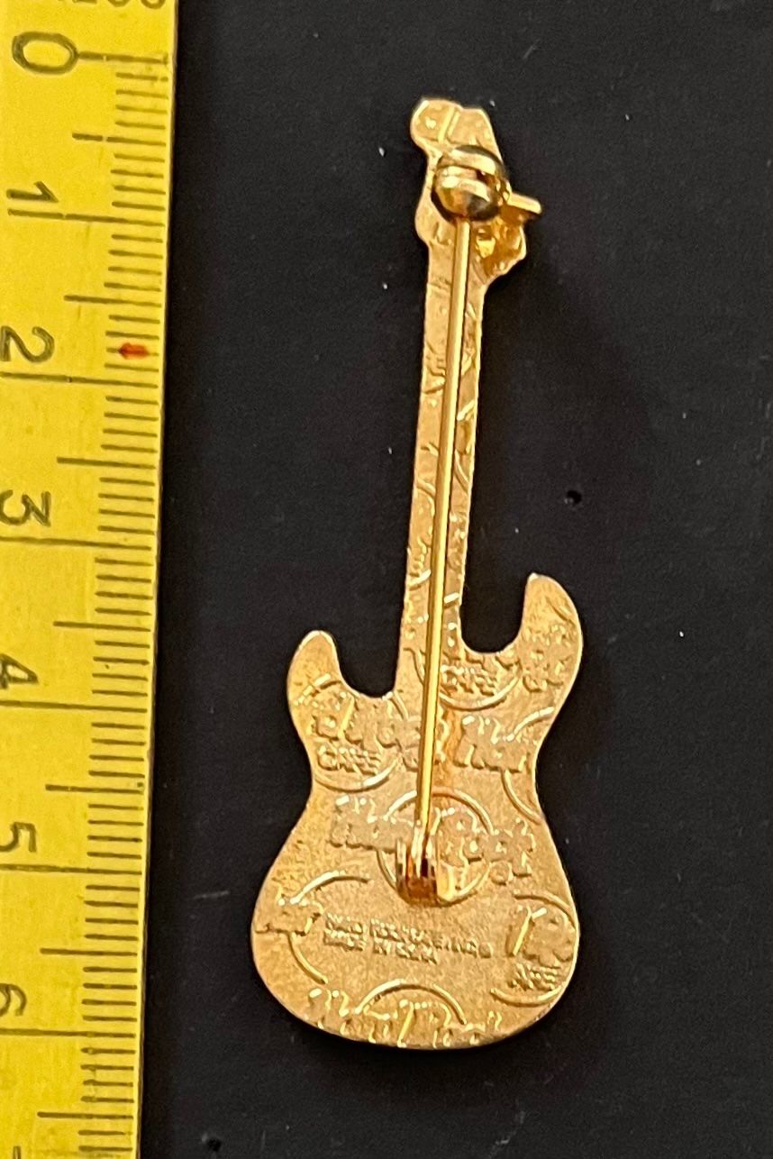 Hard Rock Cafe Placchette & Badge: Hardrockcafe Gitarre MAUI/ Anstecker – Usato da Ostermundigen venduto da DaxKarten-75 1