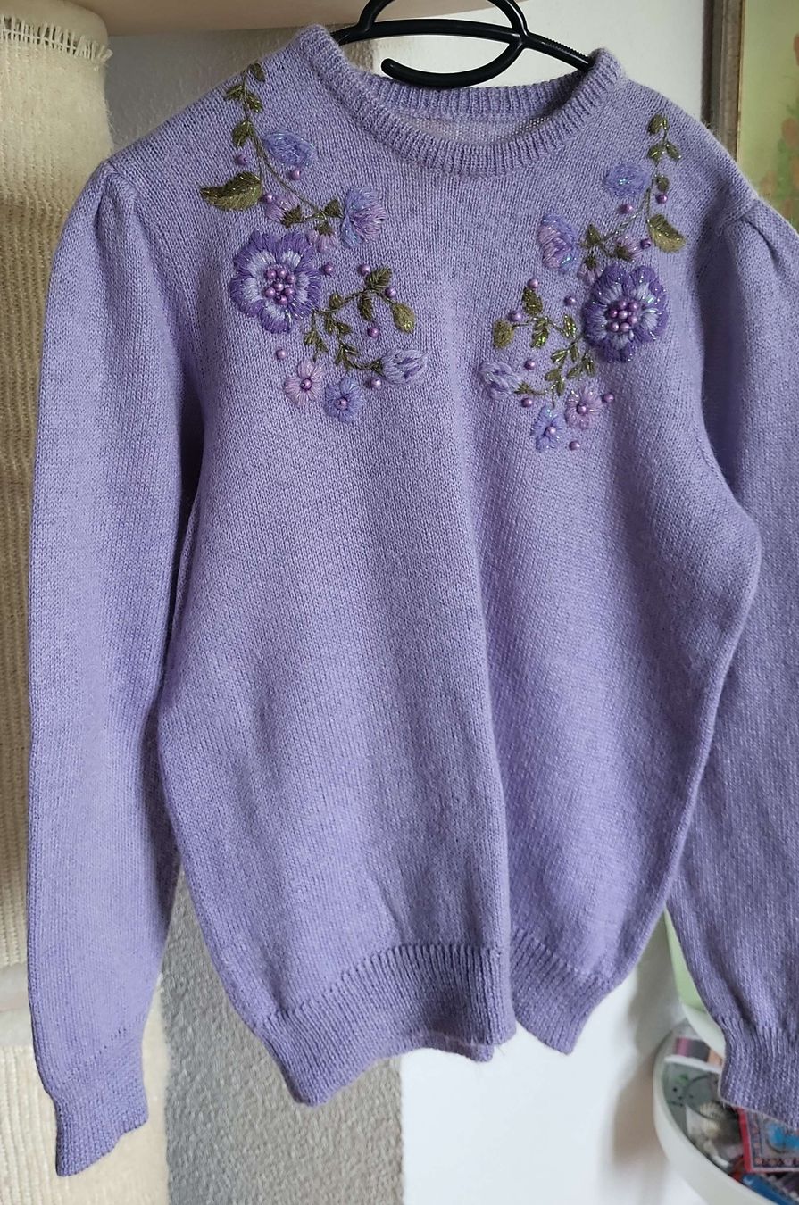 Maglioni & Felpe: Lila Strickpullover mit Blumenmuster, 100% Wolle Grösse M, – Nuovo (secondo la descrizione) da Winterthur venduto da rab_tr8n
