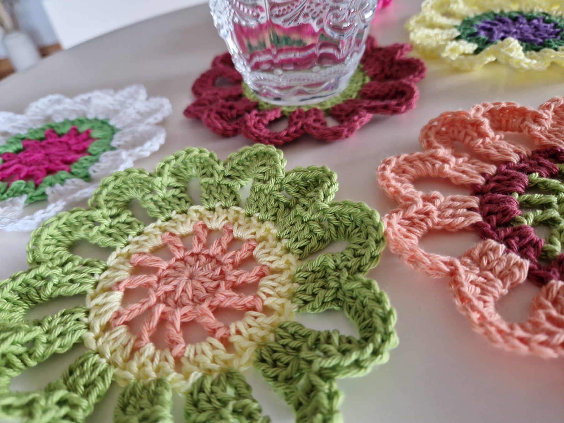 Sottobicchieri: 6 Gehäkelte bunte Blumen Untersetzer, Coaster, Handmade – Nuovo (secondo la descrizione) da Neuhausen am Rheinfall venduto da Alchimista
