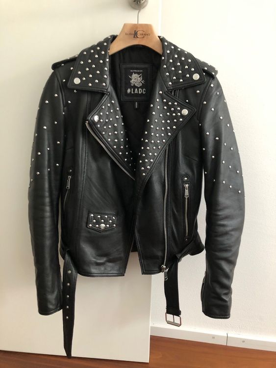Spannende Lederjacke Mit Nieten Ebenbild