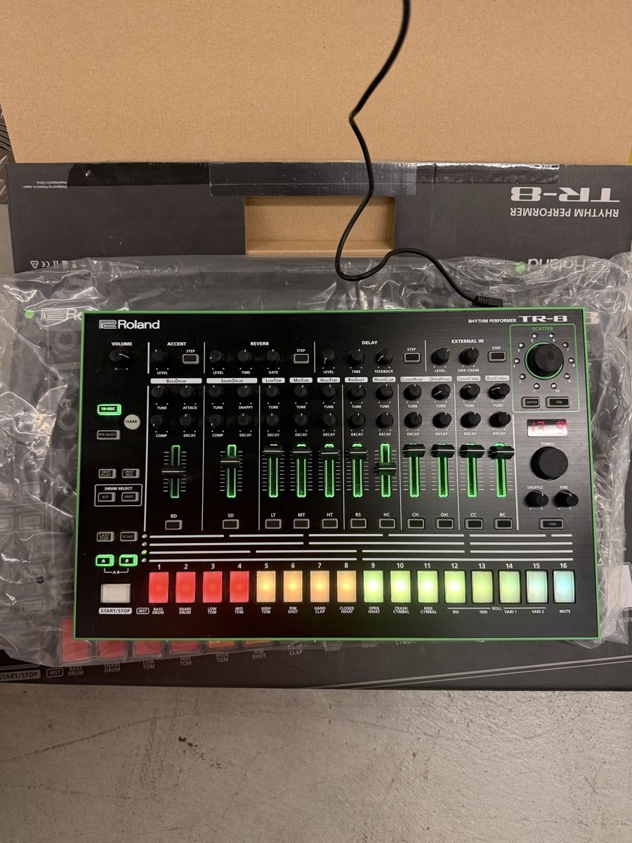 Roland Strumenti musicali: Roland AIRA TR-8 Rhythm Performer Drum Machine – Nuovo (secondo la descrizione) da Reinach BL venduto da AninaFinds