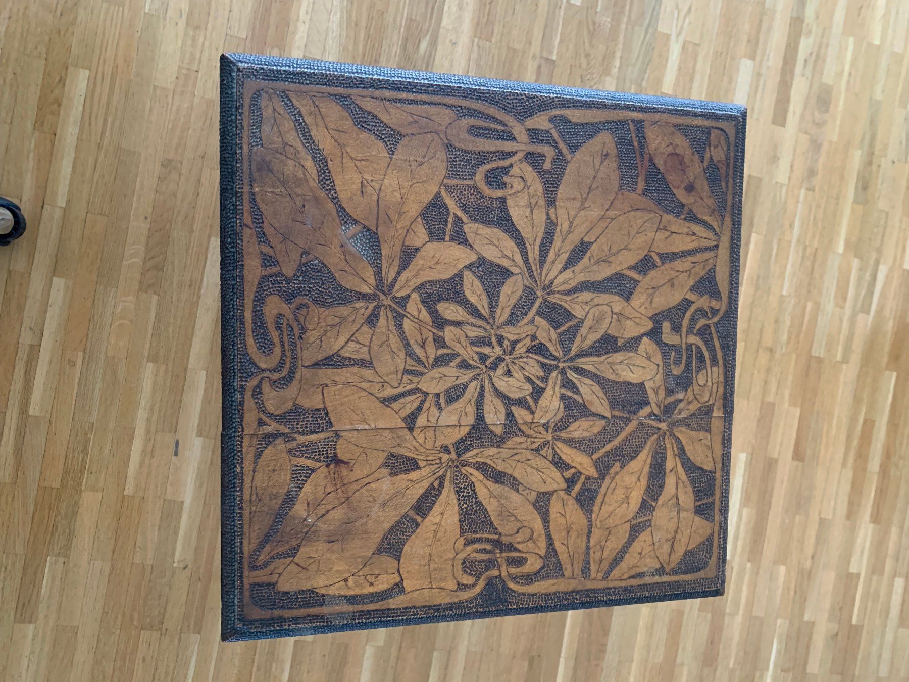 Tavoli: Table d'appoint antique en bois sculpté – Usato da genève venduto da MICHOR 1