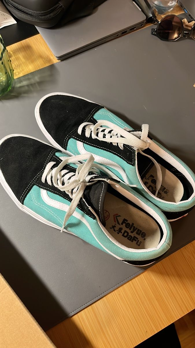 Scarpe da uomo: Turquoise & Black Canvas Sneakers - Size EU44 – Usato da Vevey venduto da jia_x2w7