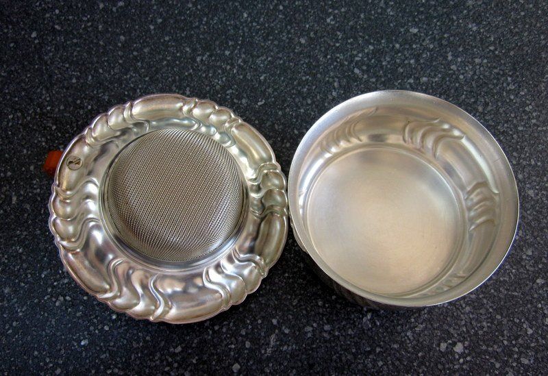 Küchengeräte: Teesieb 2-Teilig, Schale Teesieb mit Bakelitgriff – Gebraucht aus Bischofszell von raika 6