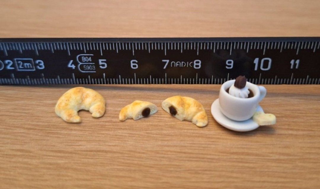 Case e mobili per bambole: Puppenhaus Kaffeetasse mit Schoggigipfeli – Nuovo (secondo la descrizione) da Zürich venduto da HandmadeTinyFood 1